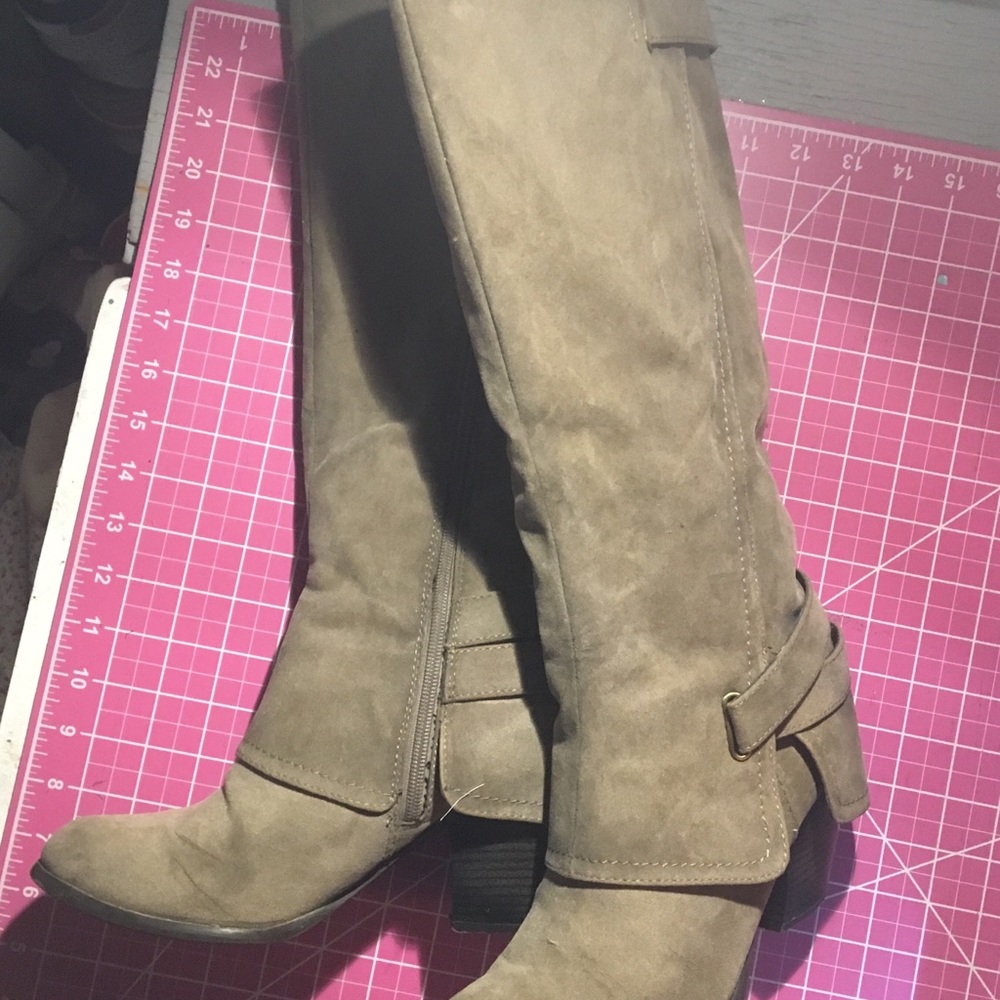 Super cute suede boots
